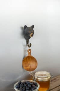 WILDLIFE GARDEN - Handgeschnitzter Haken – Schwarzbär - Wandhaken aus Holz