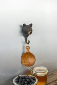 WILDLIFE GARDEN - Handgeschnitzter Haken – Schwarzbär - Wandhaken aus Holz